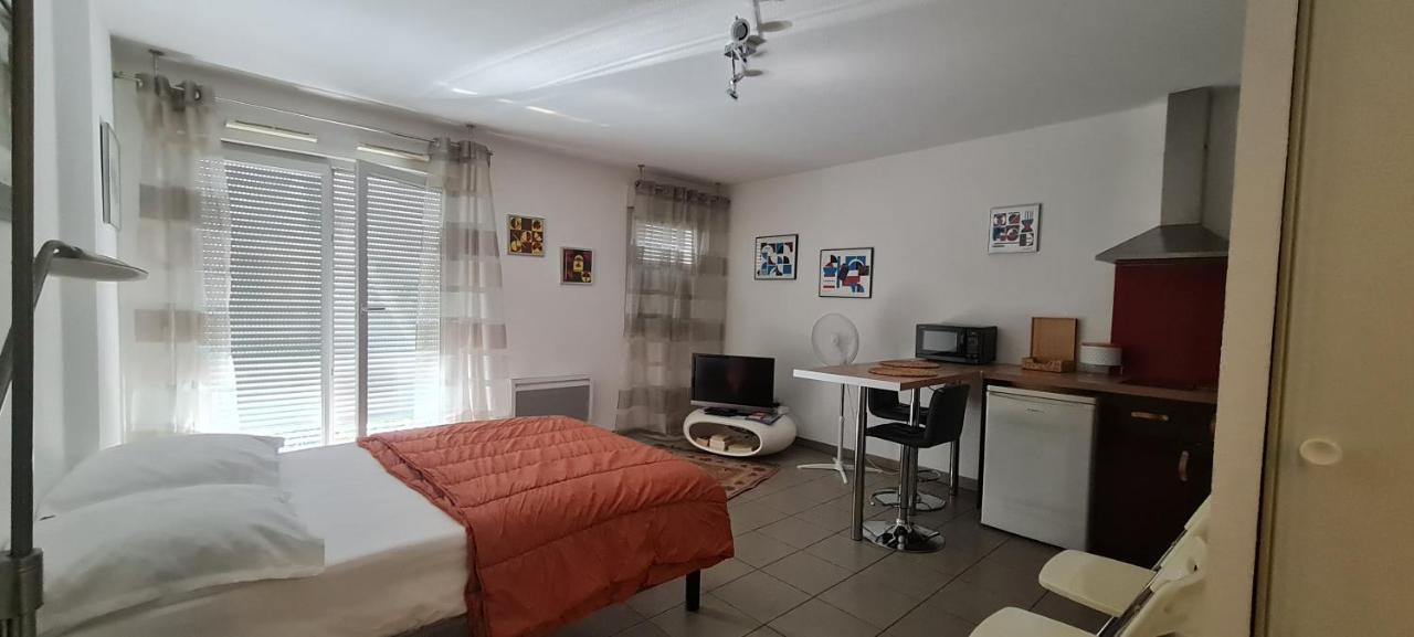 Ferienwohnung Beau Studio Tout Confort Au Calme Avec Parking . Villeurbanne Exterior foto