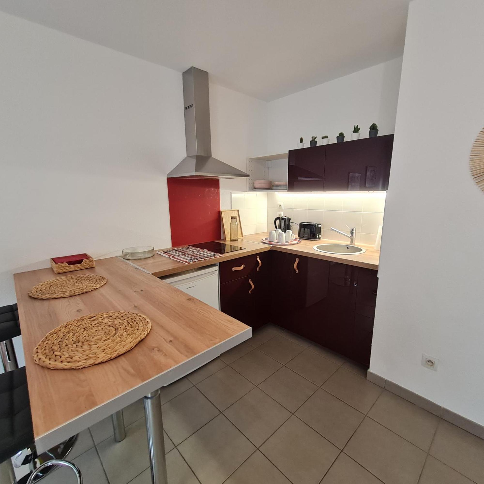 Ferienwohnung Beau Studio Tout Confort Au Calme Avec Parking . Villeurbanne Exterior foto